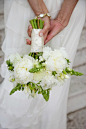清新淡雅的白绿色新娘手捧花　纯朴自然的森系风
更多婚礼手捧花>>http://t.cn/8slhW0h