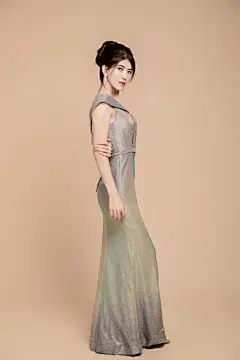 全身照站立银色晚礼服名媛女性人物摄影图