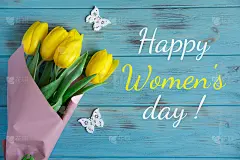 妇女节快乐。3月8日给一位女士的贺卡。这张贺卡是给妈妈，女孩，女儿的蓝色木质背景上插着黄色郁金香