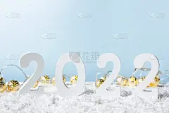 2022年新年快乐。装饰白色数字2022与雪孤立在蓝色背景。圣诞贺卡与复制空间。