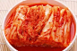 【最正宗的韩国泡菜】原料：白菜、白萝卜、红萝卜、盐、姜蒜、苹果、花椒、辣椒酱、白醋、白糖。做法：1.先将白菜，白萝卜，红萝卜(红萝卜少量即可，因为出来的味道没有其他两个好吃，用于配色不错，喜好吃辣椒的还可以放入清辣椒)洗干净，并切成条状或块状(依个人喜好)。2.用盐将以上洗好的菜淹5-8小时，主要作用是让白菜出水。出水后将所出的水全部倒掉。这时最好尝一下味道，如果太咸，可以用水将菜冲洗几遍，如果太淡可加盐。3.洗少量姜，蒜切片，一个苹果切成小丁。全部放入菜中，再加入少量花椒，辣椒酱，白醋，白糖。白醋和白糖