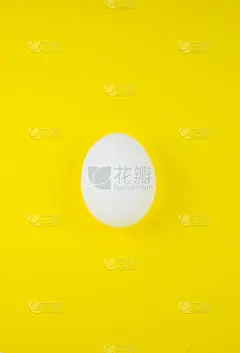 白色的蛋在黄色的背景上。副本的空间。极简主义，原创和创意的照片。漂亮的壁纸。复活节假期。