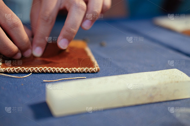 工匠制作皮包。手工DIY手工艺品