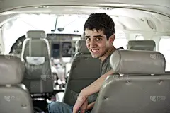 一个年轻人在一架小飞机里