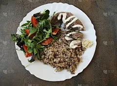 猪舌配蔬菜和蔬菜沙拉。