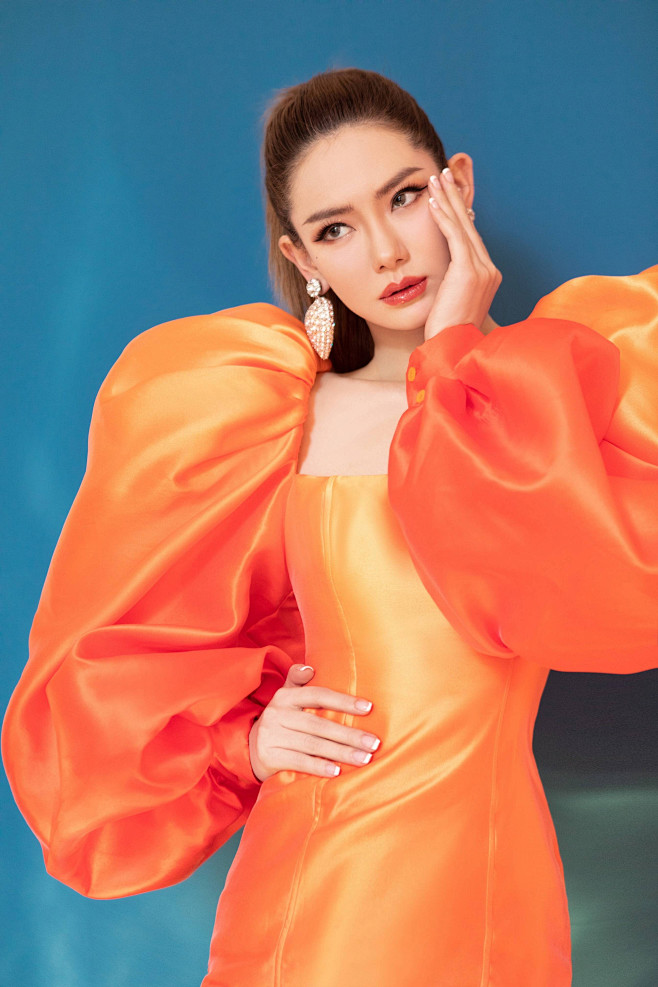 white-painting从鹿煖转采于2021-07-25 18:38:31戚薇照片参考white