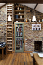 嵌入式的书架，节省空间立竿见影
Built-in Bookshelves
via @郑小钱er