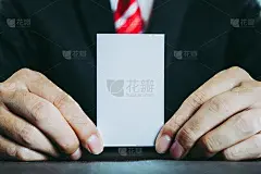 拿着名片的商人