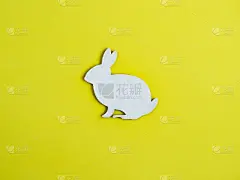 木雕的兔子，上了黄的，孤立的