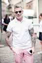 顶级百货Neiman Marcus的男性时尚总监Nickelson Wooster。他被著名街拍摄影Tommy Ton称为全球最会穿的男人之一：白发虬髯，彩色纹身，衣着摩登。