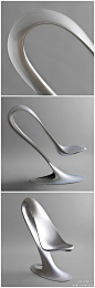 #Design New World#【Spoon Chair】：Philipp Aduatz2007年毕业于维也纳应用艺术大学工业设计专业。他的家居设计作品融合了自然与艺术的元素，甚至有一些还带有几分雕塑的意味，感觉好像是来自未来的设计，他的新作Spoon Chair(汤勺椅)，结合了力学原理及材料构造，使人能够舒适地坐在上面。