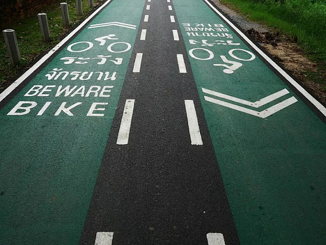 高角度的自行车道图片素材 彩色透水沥青