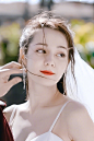 #迪丽热巴婚纱造型#  ​​​#幸福触手可及#一开播，就被迪丽热巴一袭婚纱鱼尾造型美哭了～ ​​​​