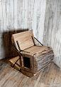 [减少材料浪费的椅子—WASTE LESS CHAIR] 工作室“Architecture uncomfortable workshop”回收大梁等比较大的废木料，充分利用设计出的一款椅子，基本保持原木的形状，尽量减少材料浪费，只不过是锯开然后用铰链接合，收起来就是大大一截木头，打开就是一款厚实的椅子。