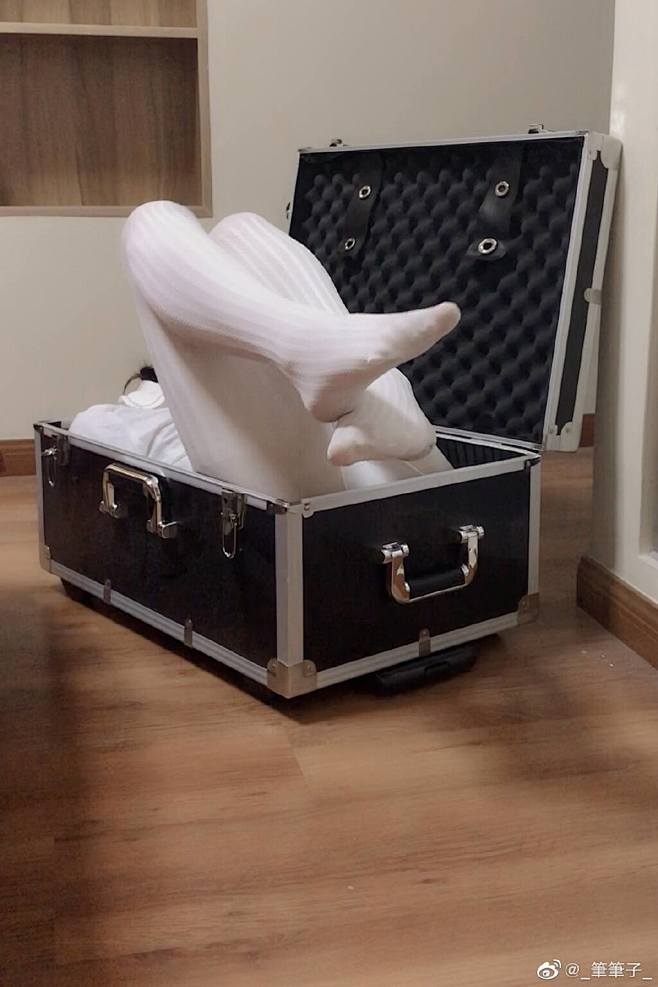筆筆子 在铁箱子里的条纹白裤袜妹纸