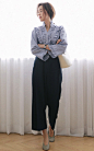 韩版V领荷叶边衬衫，修身的版型，面料透气性好，搭配一条休闲裤，展现女性优雅气质的同时又不失性感，