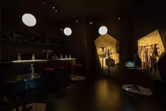 展览⎜爱马仕“奇境漫步”中的奇幻之处 : 雨后 闲情漫步有时也会遇到始料不及，比如变化多端的天气，为你带来陌生又熟悉的场景。伞上的雨珠顺势滑下，跌落在长椅旁的“水洼”里，而它倒映着雨后初晴的天空正是由艺术家Nicolas Tourte创作的数字艺术装置。...