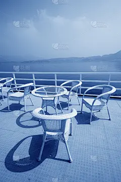 船甲板上的藤椅