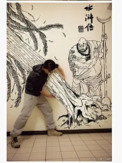 90后技术宅创意漫画走红 现代版神笔马良 : 近日，北京化工大学大三学生盖括就用手绘+摄影的方式，构建了自己的二次元王国，从倒拔垂杨柳到空手接白刃，从穿越哆啦A梦的任意门到与黛玉共读《西厢记》等等，这组创意漫画迅速在微博上走红。