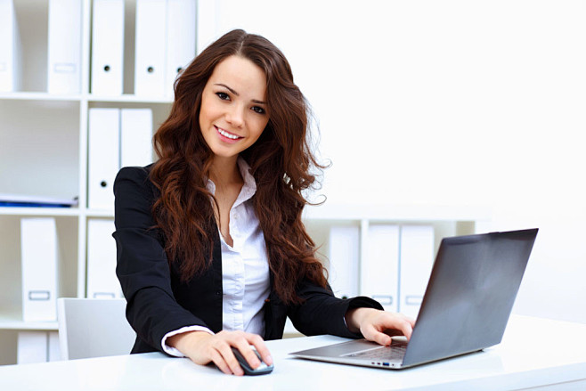 电脑前工作的美女图片