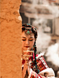 赞松林寺的卓玛姑娘写真 - 小红书