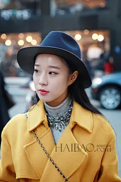 【图】初春街头新搭配、型格Look很够味！最新韩国型人街拍合辑：简装上阵细节赞，黑衣黑裤也能穿出大不同！_第8页_韩国街拍_海报时尚网