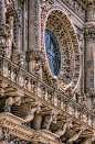 其中可能包括：an intricately carved building with a large round window