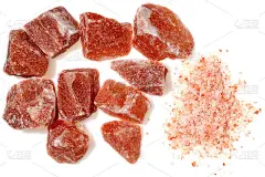 保健食品矿物质补充剂。喜米拉岩粉岩盐块和粗糙地面。