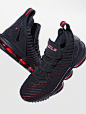 Nike LeBron 16
       ——黑红配色正式发售
詹姆斯第十六代签名鞋，采用Battleknit 2.0织物鞋面，改良后的Zoom+Max气垫强化了支撑与稳定性