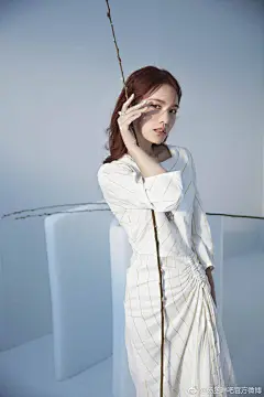 组图：杨丞琳曝光清新写真 白色连衣裙妆容淡雅仙气足 : 新浪娱乐讯 6月6日消息，杨丞琳曝光一组杂志写真，她一袭白色紧身连衣裙，展露美人痣，妆容清新仙气十足。