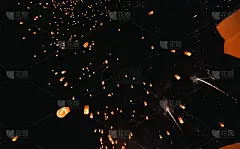 在泰国新年晚会上，人们在夜空中放飞灯笼