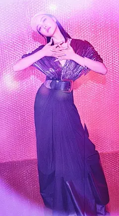 【宋茜：唱响新世代】。她，正计划用一张属于自己的个人音乐专辑，记录这扇大门之外的繁华与落寞，用旋律记录下真实的感悟：之所以能成为今天的宋茜，一切“都是顺其自然的选择”。壁纸 明星 美女 女神 头像 服饰 妆容 写真 画报