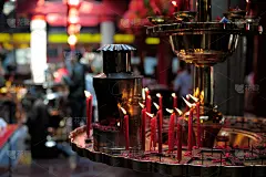 在中国的寺庙里用红烛祭拜
