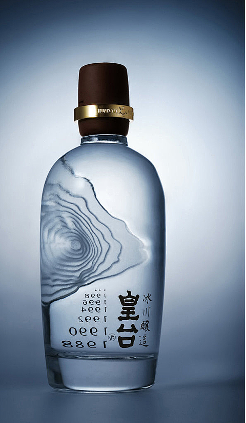 经典名酒的时尚新装——“皇台酒·冰川酿造”，令人眼前一亮的包装设计！以测绘学中的等高线立体表现冰川的海拔高度及年份长度，并以此呈现皇台酒的地