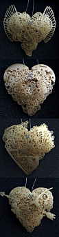 来自荷兰设计师Frank Tjepkema的纸质 （Clockwork Love Gold）和镀金金属（Clockwork Love Paper）雕塑 ，设计师在纸和金属上雕刻出心形为主题的作品，以层次感和复杂的机械结构来展现心脏——这一精细又复杂的玩意，细致入微的细节令人叹为观纸 
