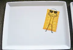 来自Oliver的创意涂鸦插画  




Oliver 创作出了自己的涂鸦作品，把简单的盘子加上一些创意可爱的插画后，就变得与众不同，今天收集分享：20个来自Oliver的创意涂鸦插画，希望其中有你喜欢的，或者可以给你带来灵感的。

Oliver Appetizer Plate Lemon






Oliver Appetizer Plate Bicycle






Oliver Cooler Ice Cube






Oliver Appetiz......