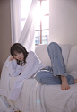 余晖很美，愿保持热爱，漂亮白嫩小蛮腰美少女白衫牛仔裤养眼写真照片 - 搜优图片网