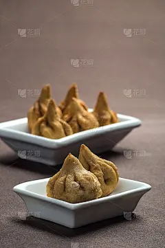 印度食物:深色背景的莫达克，马哈拉施特拉邦的甜品，甘尼萨最喜欢的甜食，贺卡设计。