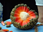 Hala fruit，露兜树的果实，生长于夏威夷和密克罗尼西亚等岛屿，有清甜花香，生吃熟吃皆可，乍一看有点像菠萝蜜、向日葵，细看又像地球内部构造，像星球大爆炸的酷炫场面。