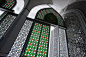 莎阿南清真寺可同时容纳24000人聚礼，如果你的时间凑巧，在每周五可以看到大约有18000名信徒在此礼拜的盛大场面。寺内漂亮的彩色窗户,一柄锈剑