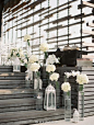 【婚礼布置】#婚礼秀# 婚礼布置上特别容易忽略了台阶的装饰，简简单单一点鲜花或者蜡烛就可以搞定哦，或者像图5那样用上小串灯，超级仙！#备婚那些事# ​​​​
