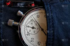 老式古董秒表，在黑色牛仔裤的口袋里装有反射板，计量时间的价值，旧式时钟的箭头分，秒精确计时记录