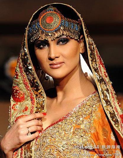 巴基斯坦时装节开幕　中东美女大秀传统服装...