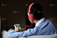 那个用红色耳机听快乐音乐的漂亮女孩