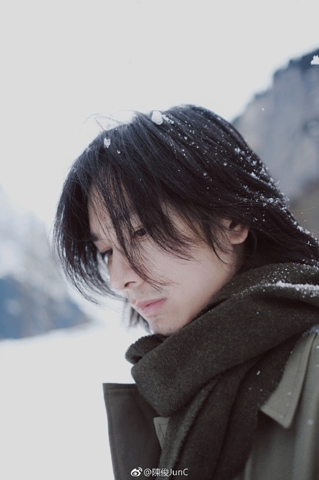 听说初雪時想起的那个人，
在你心里占据着...
