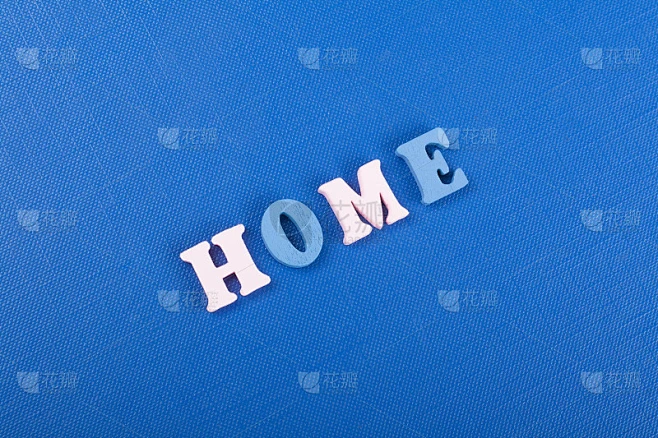 HOME字在蓝色背景上由五颜六色的abc字母块木制字母组成，复制空间为广告文字。学习英语的概念素材-花瓣网