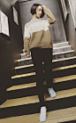 简洁百搭的三色拼色设计套头毛衣，宽松休闲感的样式，很洋气很时尚，展现休闲活力，搭配修身黑色打底裤，时尚显瘦 #优雅# #名模# #日韩# #学院# #英伦# #街拍#