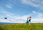 人,环境,度假,户外,风筝_84930592_2 girls running with kites in field_创意图片_Getty Images China