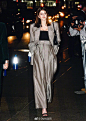 Kaia Gerber出席Marc Jacobs婚礼的这套宽肩阔腿西装太好看惹，加之神仙头身比完全就是行走的复古画报～ ​​​​