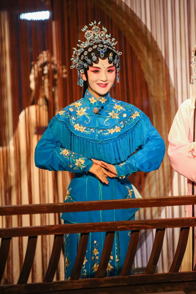 莫文蔚和谢娜一起唱昆曲 扮相美Cry_娱...